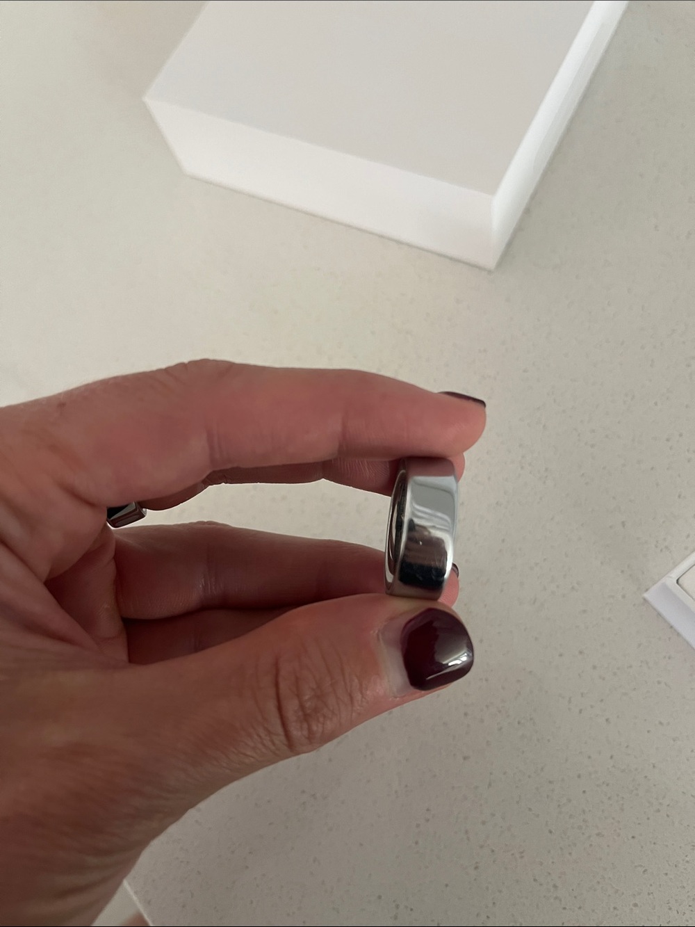 Oura Ring 4 with charger and box - Picture 3 of 7